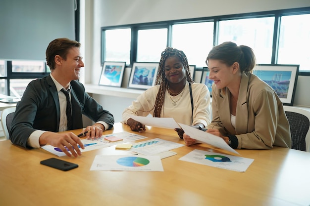 Educação financeira e literacia fiscal para gestão de finanças pessoais e orçamento familiar