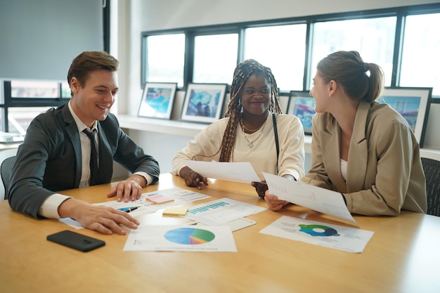Conceitos de literacia financeira com gráficos e análise de investimentos responsáveis